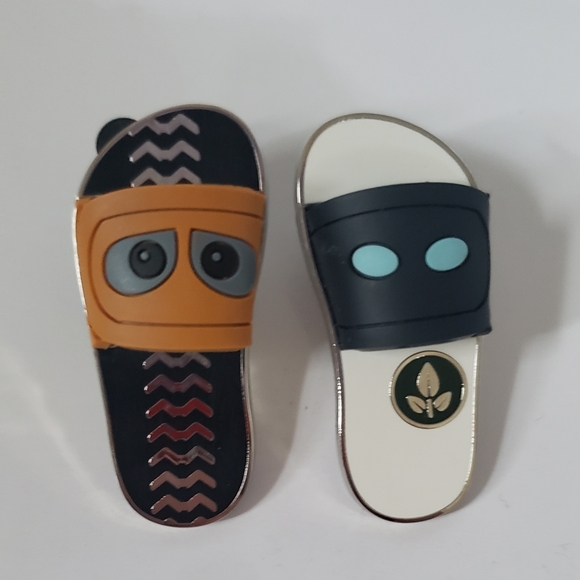 SOLD! Disney Eve and Wall•E Flip Flops Pins - Picture 1 of 5